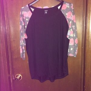 🌸Torrid black and floral shirt go with the black capris